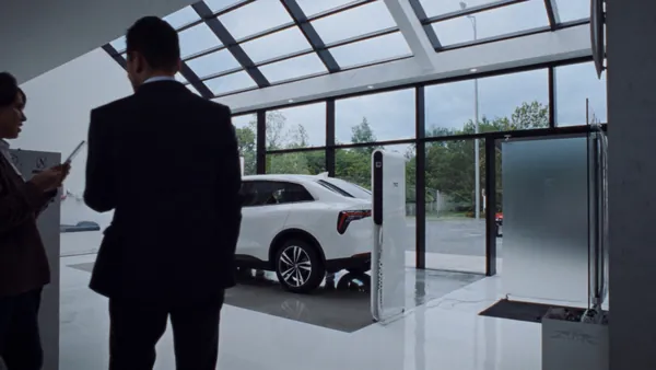Autohaus-Showroom mit Elektroauto und DC-Ladesäule