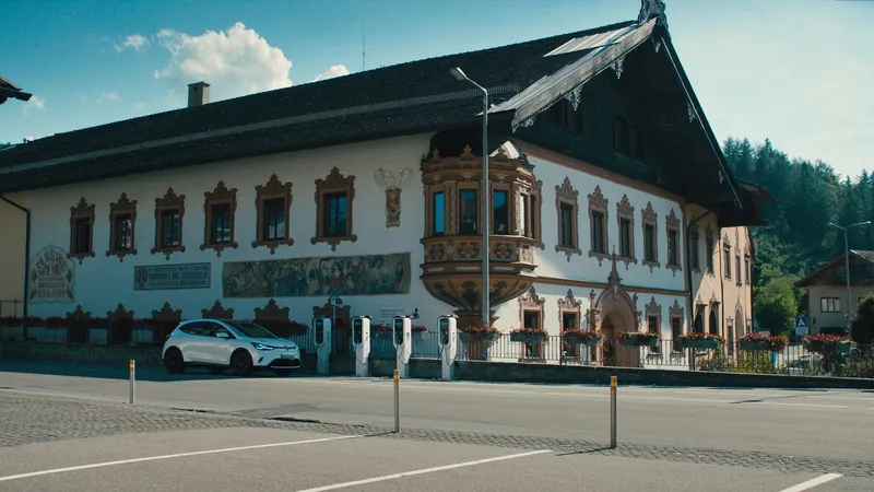 Bayerisches Rathaus mit öffentlichen Ladesäulen für Elektrofahrzeuge